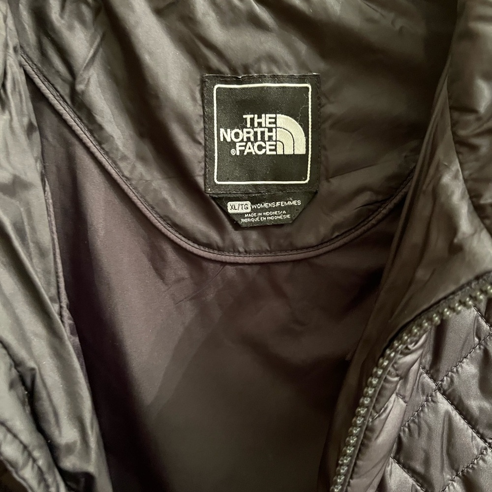 The North Face Quilted Jacket in Black with Subtle Logo - Picture 4 of 4